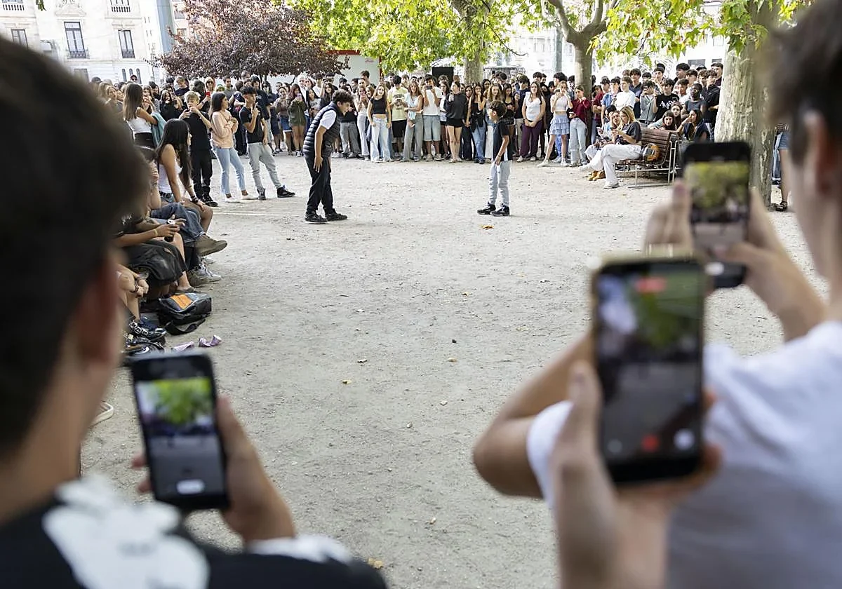 Flyer de El fenómeno 'farmear aura' salta a la calle: prevén las primeras batallas de jóvenes en San Sebastián y Pamplona - El Diario Vasco